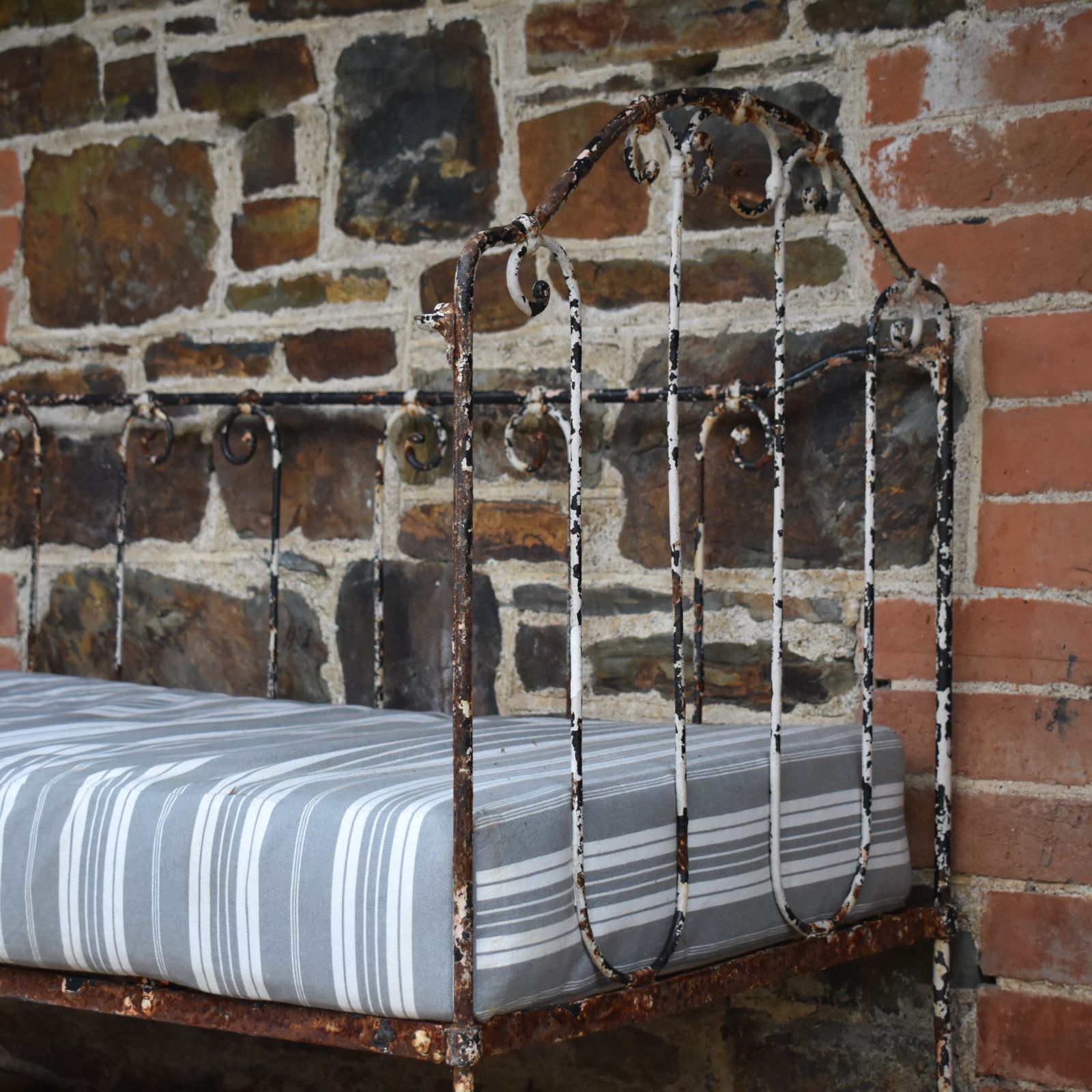photo furniture Antique French Wrought Iron White Chippy Paint Day Bed Cot Garden Bench Seat