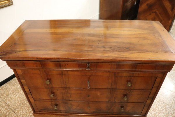 Furniture Antique Chest Of Drawers In Walnut photo