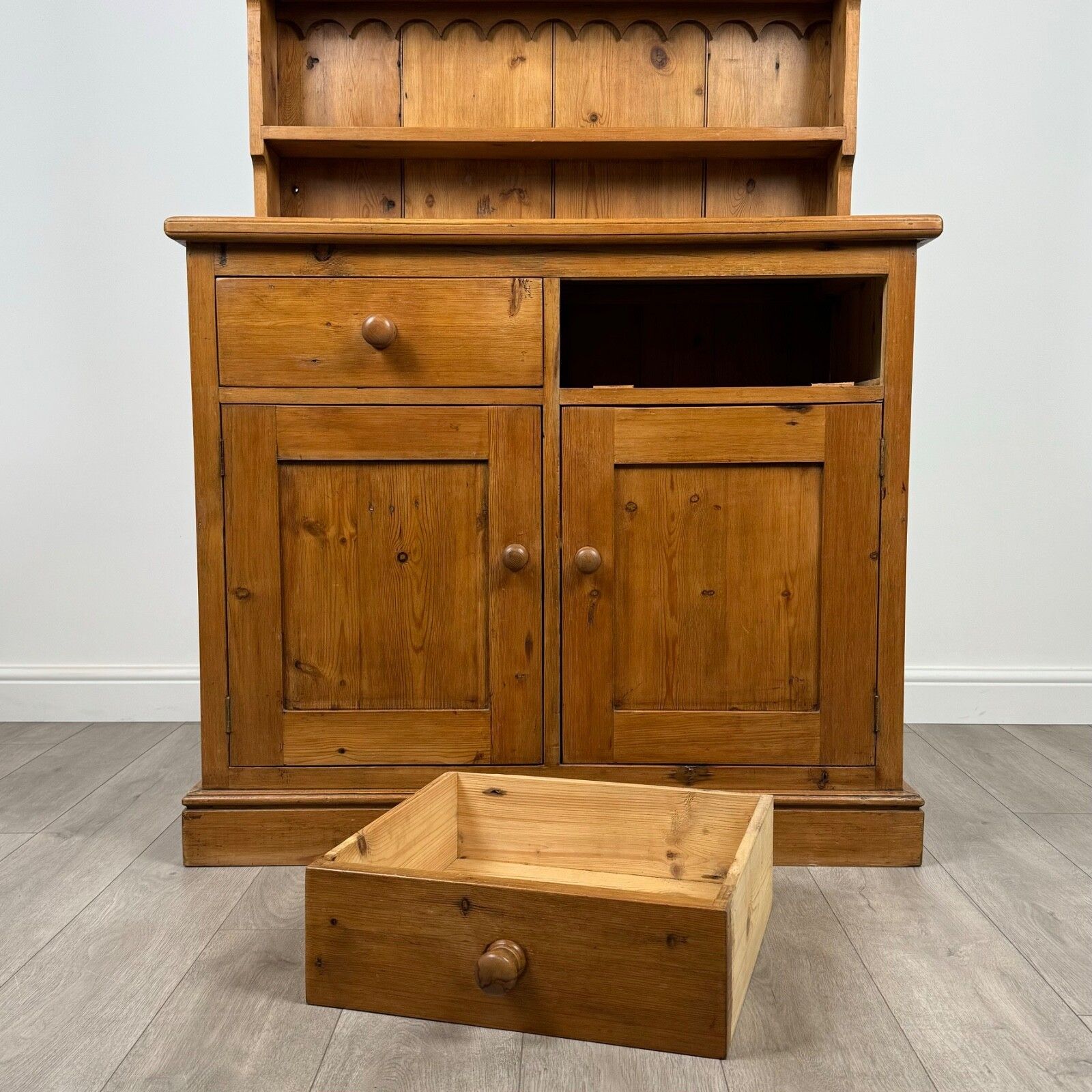685.0 Vintage 20th Century Good Quality Pine Dresser photo
