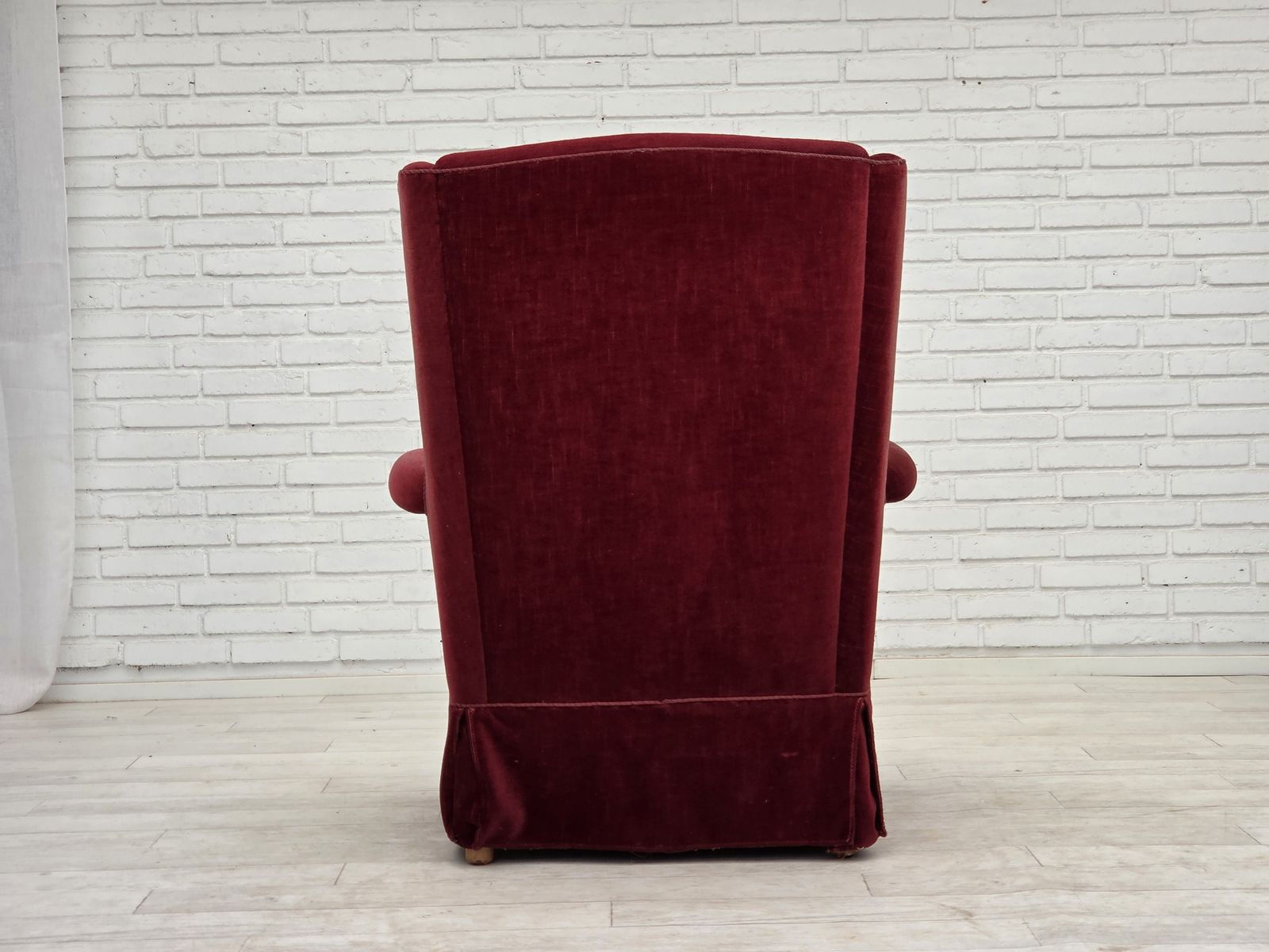 photo buy Jaren 1970, Deense Fauteuil Met Hoge Rug, Kersrood Meubelvelours, Essen Houten Poten.