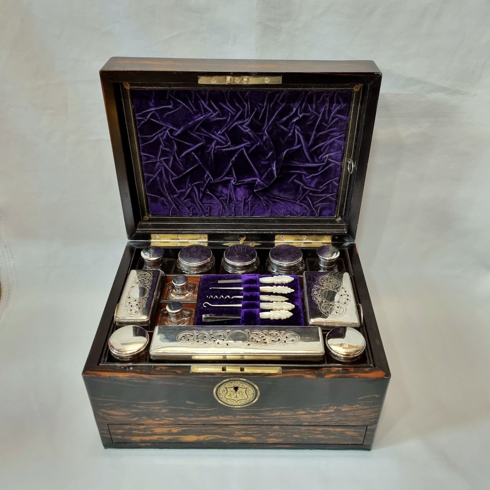 1100.0 Antique Mid Victorian Coromandel Wood Travelling Fitted Vanity Box Of Exceptional Quality With Sensational Grain And In Beautiful Condition. photo