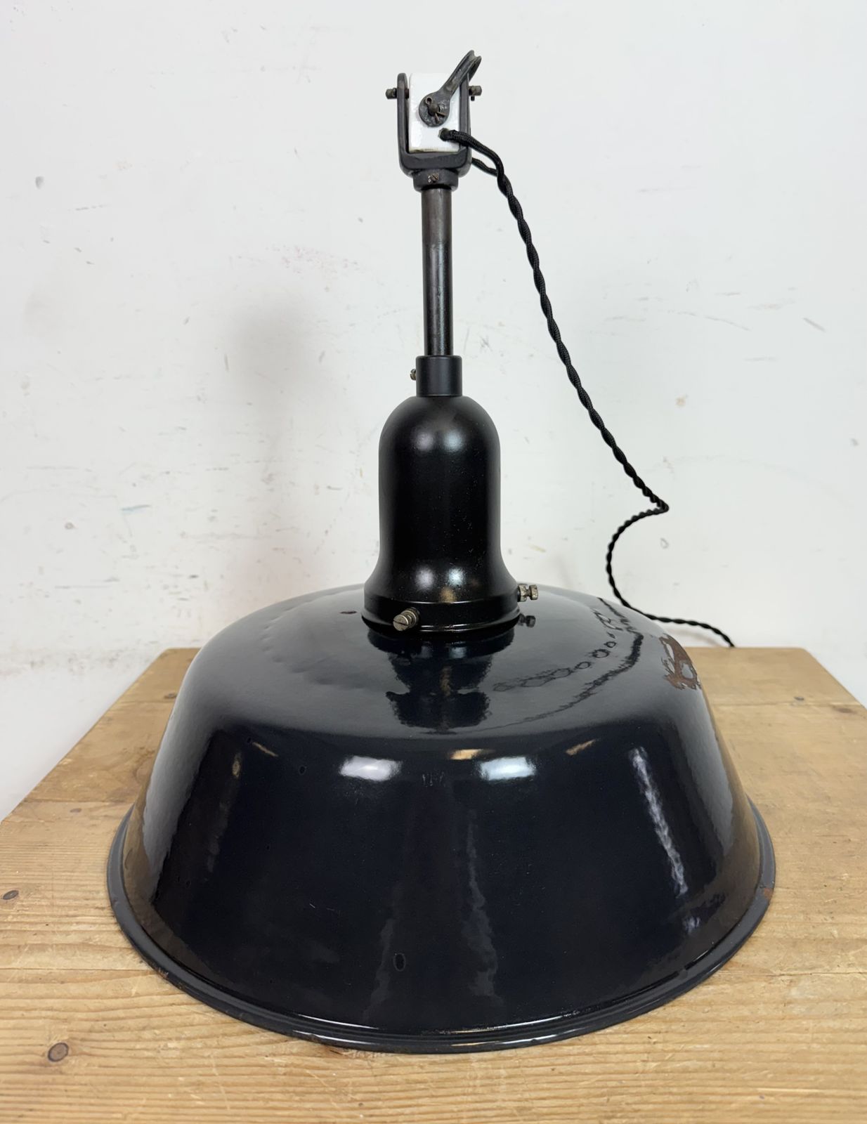 photo vinterior Industrial Black Enamel Factory Lamp With Porcelain Top, 1950s