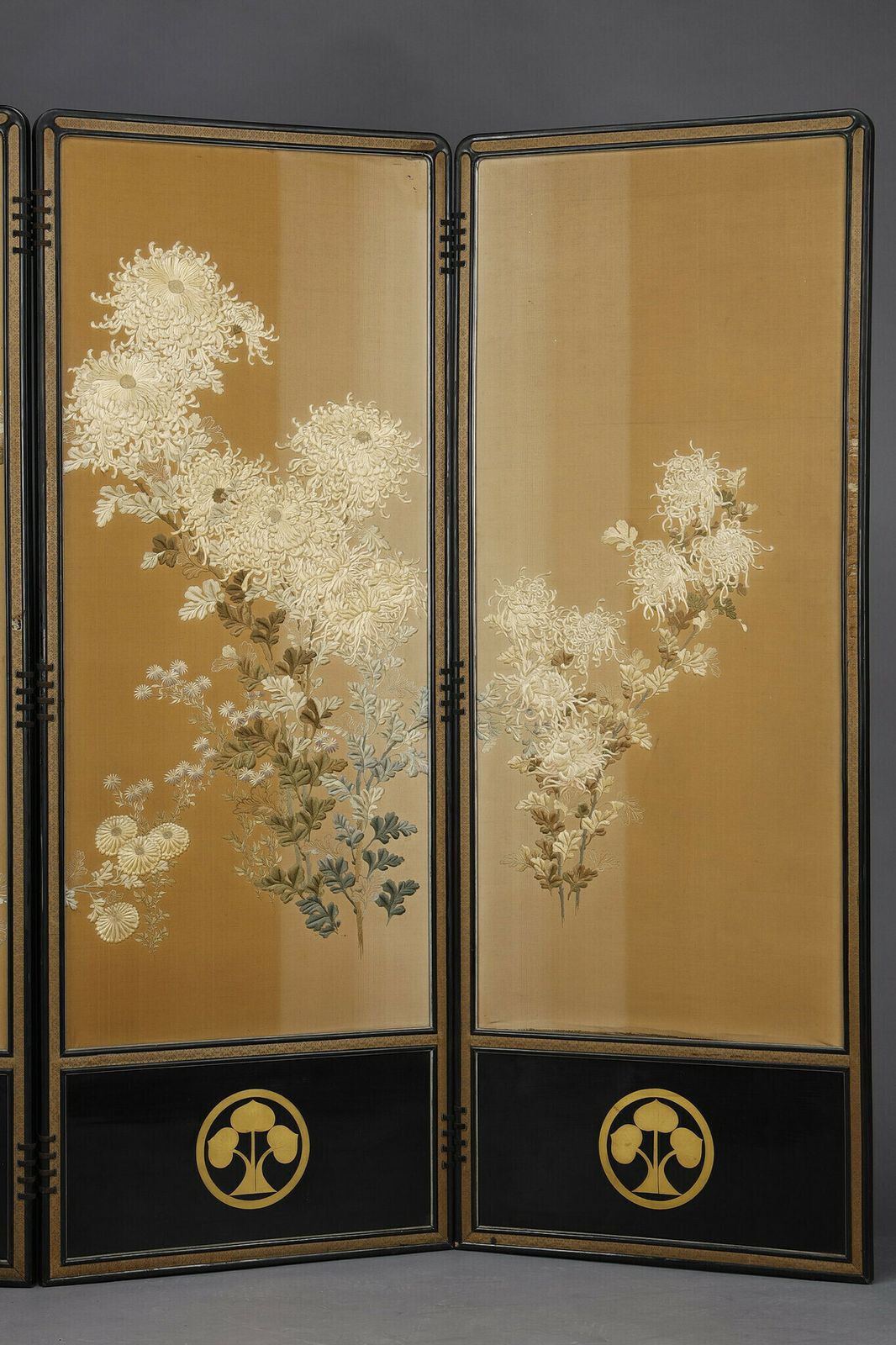 Beautiful Chrysanthemum Screen With The Honda Clan Coat Of Arms. Meiji Japan photo vinterior