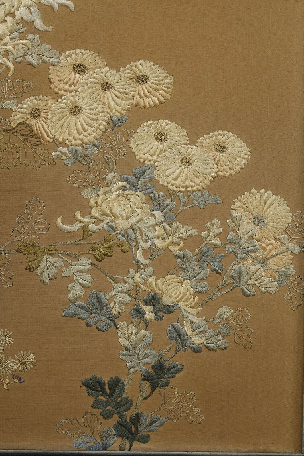 Beautiful Chrysanthemum Screen With The Honda Clan Coat Of Arms. Meiji Japan photo vintage