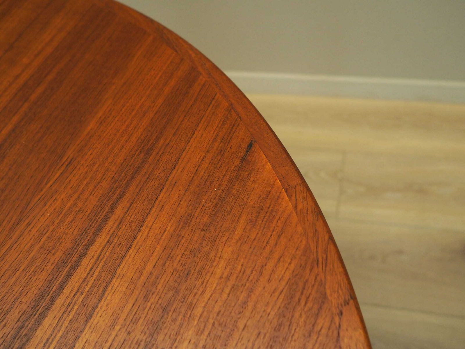 photo furniture Ronde Teakhouten Tafel, Deens Design, Ca. Jaren 1960, Fabrikant: Gudme Møbelfabrik, Ontwerper: Ole Hald