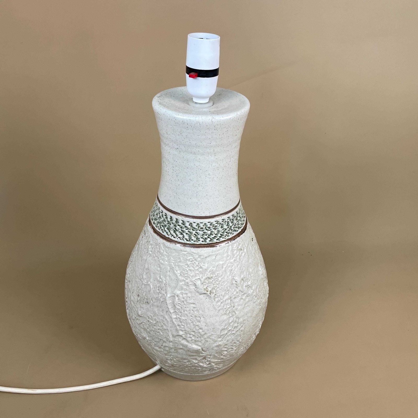 Vintage Ceramic Clay Pottery Lamp Light Beige Green Ring Pattern Textured Retro Round Tall Bedside Lamp Desk Lamp Table Lamp photo 75.0