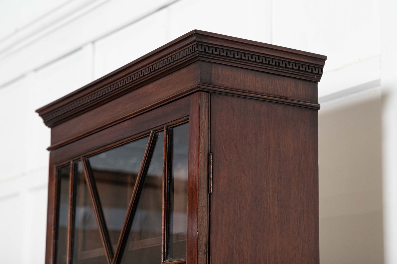 photo vintage George III Diminutive English Mahogany Glazed Bookcase Bureau