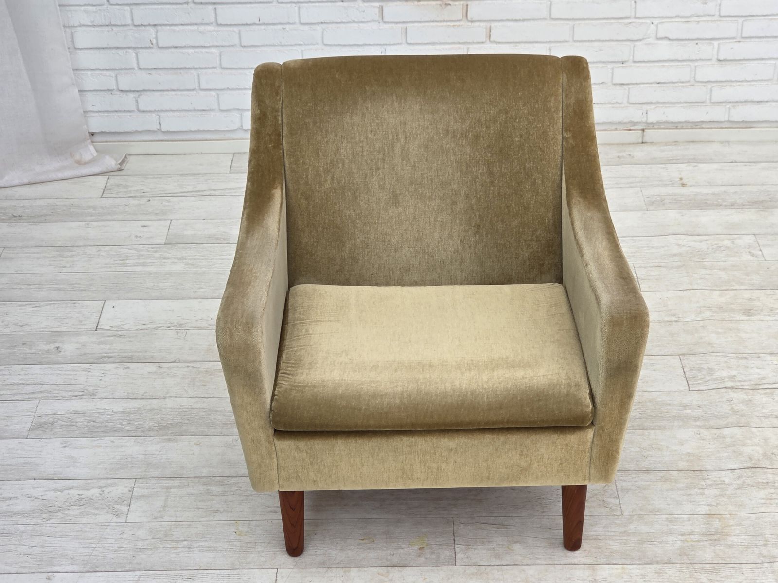 Jaren 1970, Deense Fauteuil, Groen Meubelvelours, Teakhouten Poten. photo buy