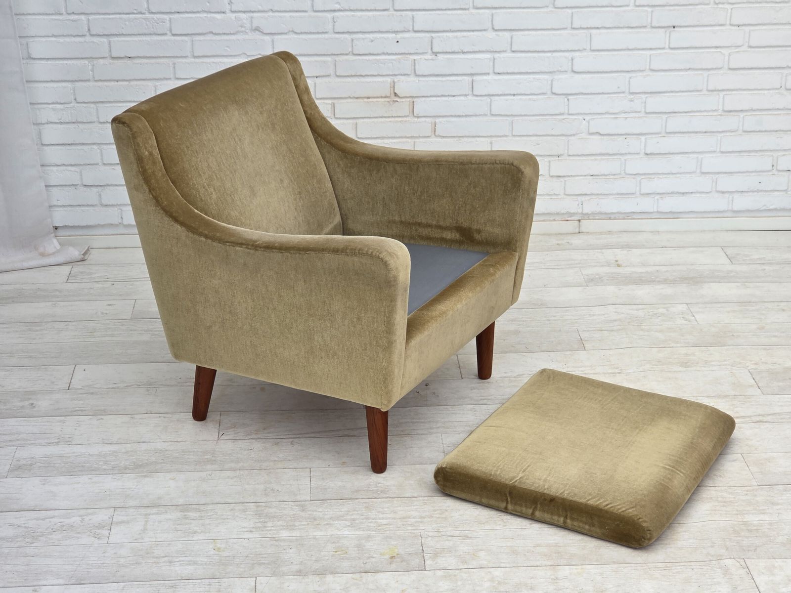 photo buy Jaren 1970, Deense Fauteuil, Groen Meubelvelours, Teakhouten Poten.