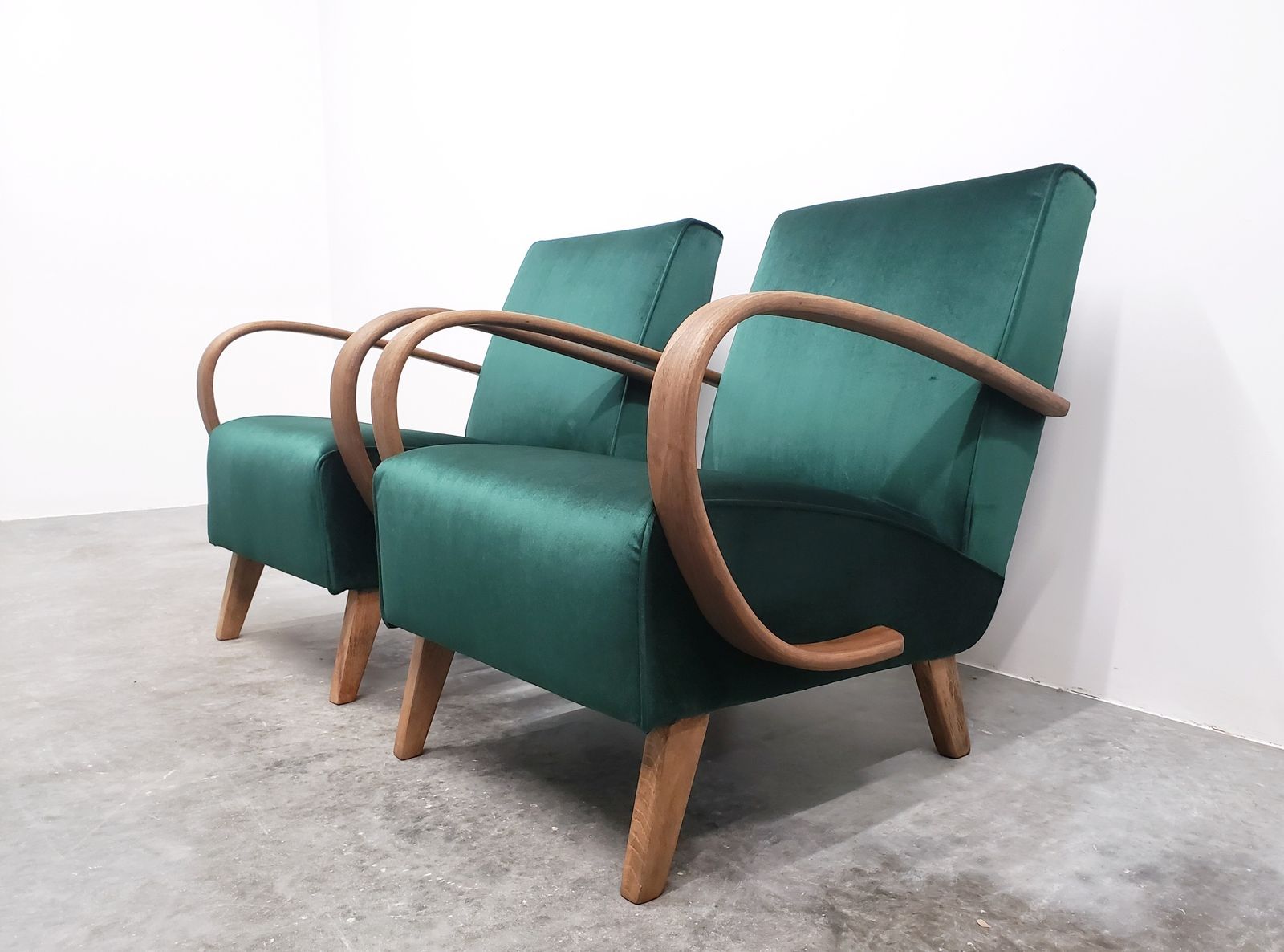 1930 Jindrich Halabala Bentwood Armchair In Luxury Green Velvet