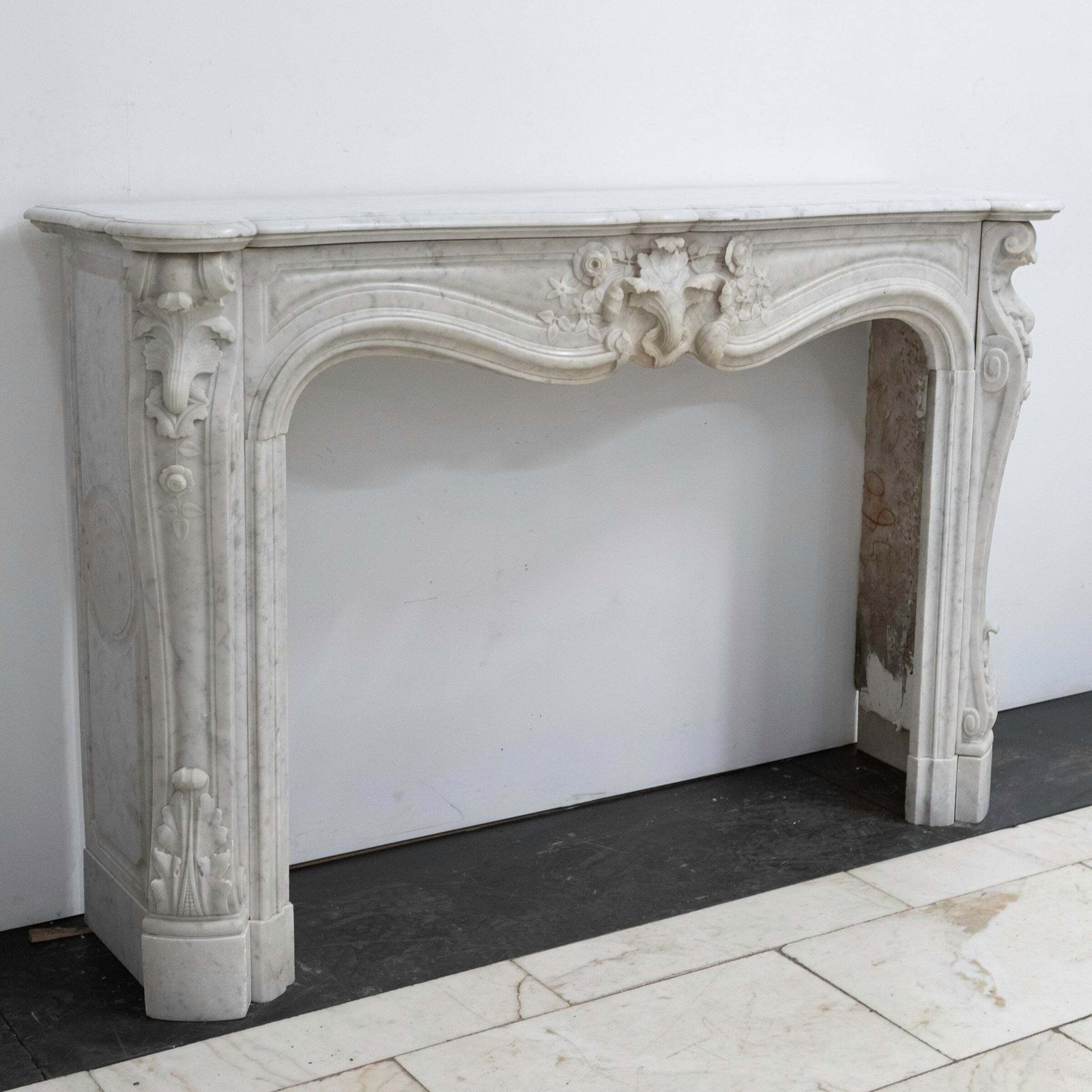 photo furniture Antique French Style Carrara Marble Chimneypiece