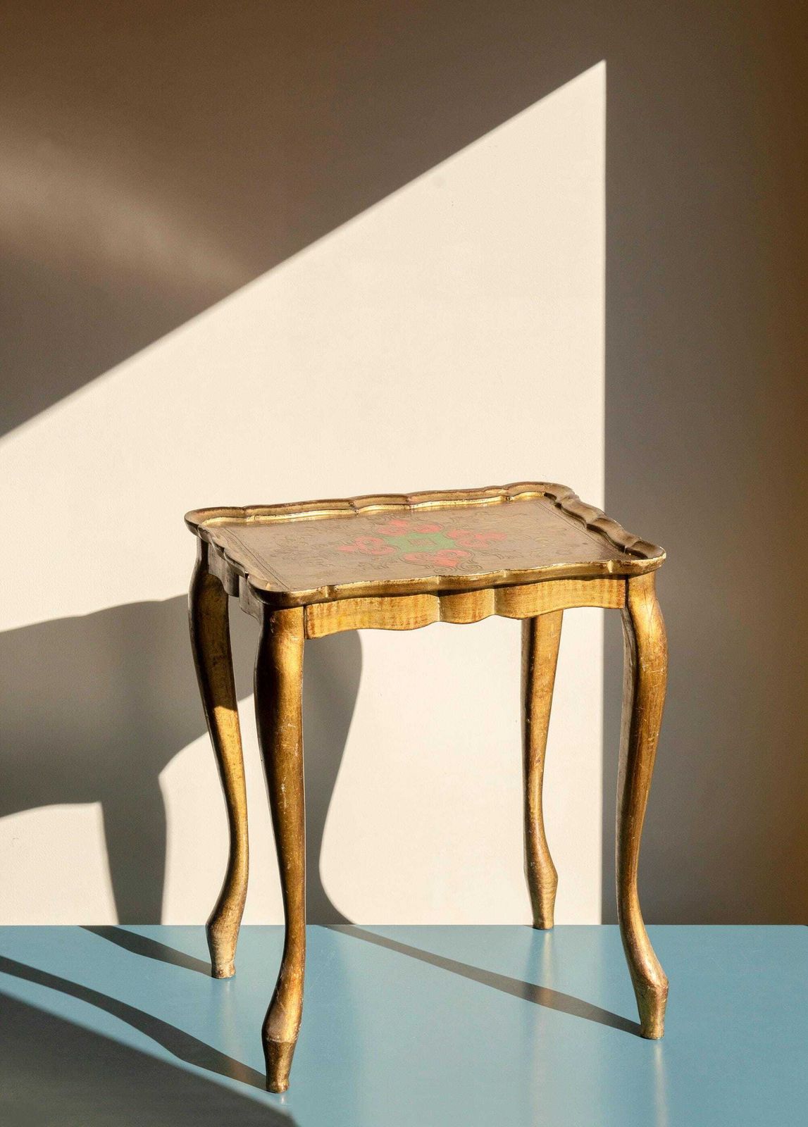 Table d'appoint florentine dorée, table basse italienne à feuilles d'or, bord festonné, Rococo photo furniture