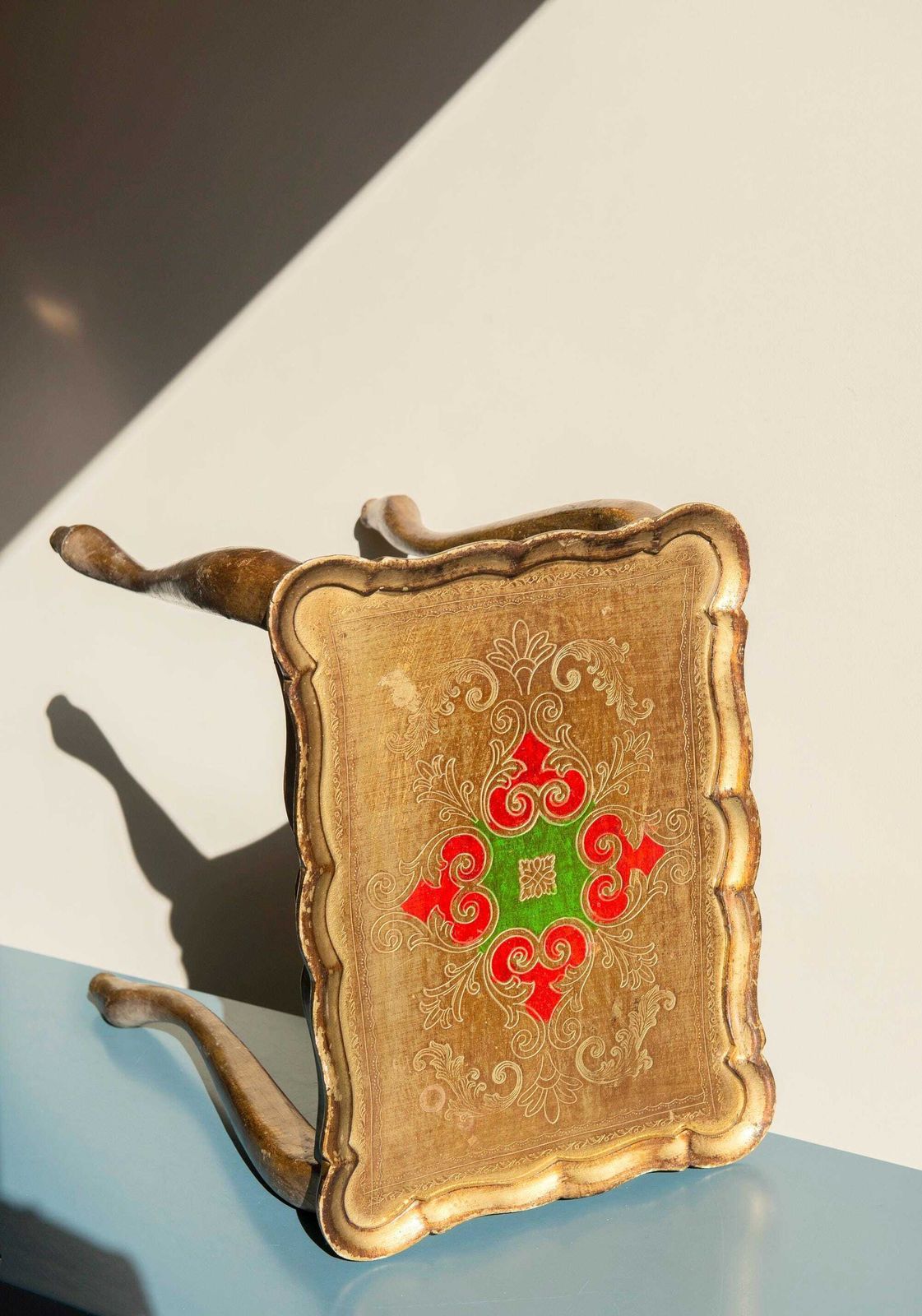 Table d'appoint florentine dorée, table basse italienne à feuilles d'or, bord festonné, Rococo photo Mobilier