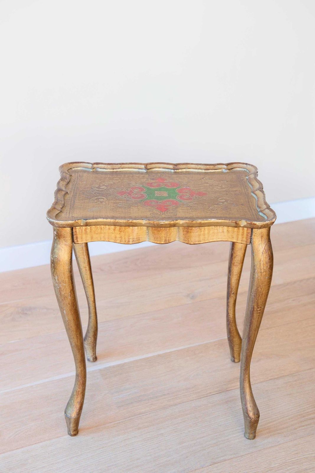 Florentine Gilded Side Table, Italian Additional Ornament Table, Gold Leaf Coffee Table With Scalloped Edge, Rococo photo buy