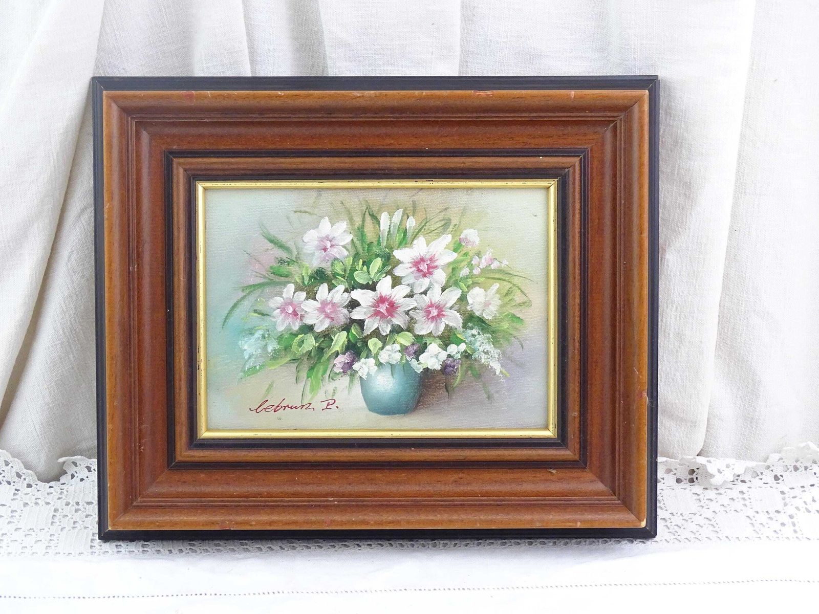 Klein Vintage Frans Ingelijst Olieverfschilderij Van Een Bloemstilleven Door Lebrun P – Retro Olieverf Op Paneel Met Bloemen In Een Vaas, Houten Lijst photo furniture
