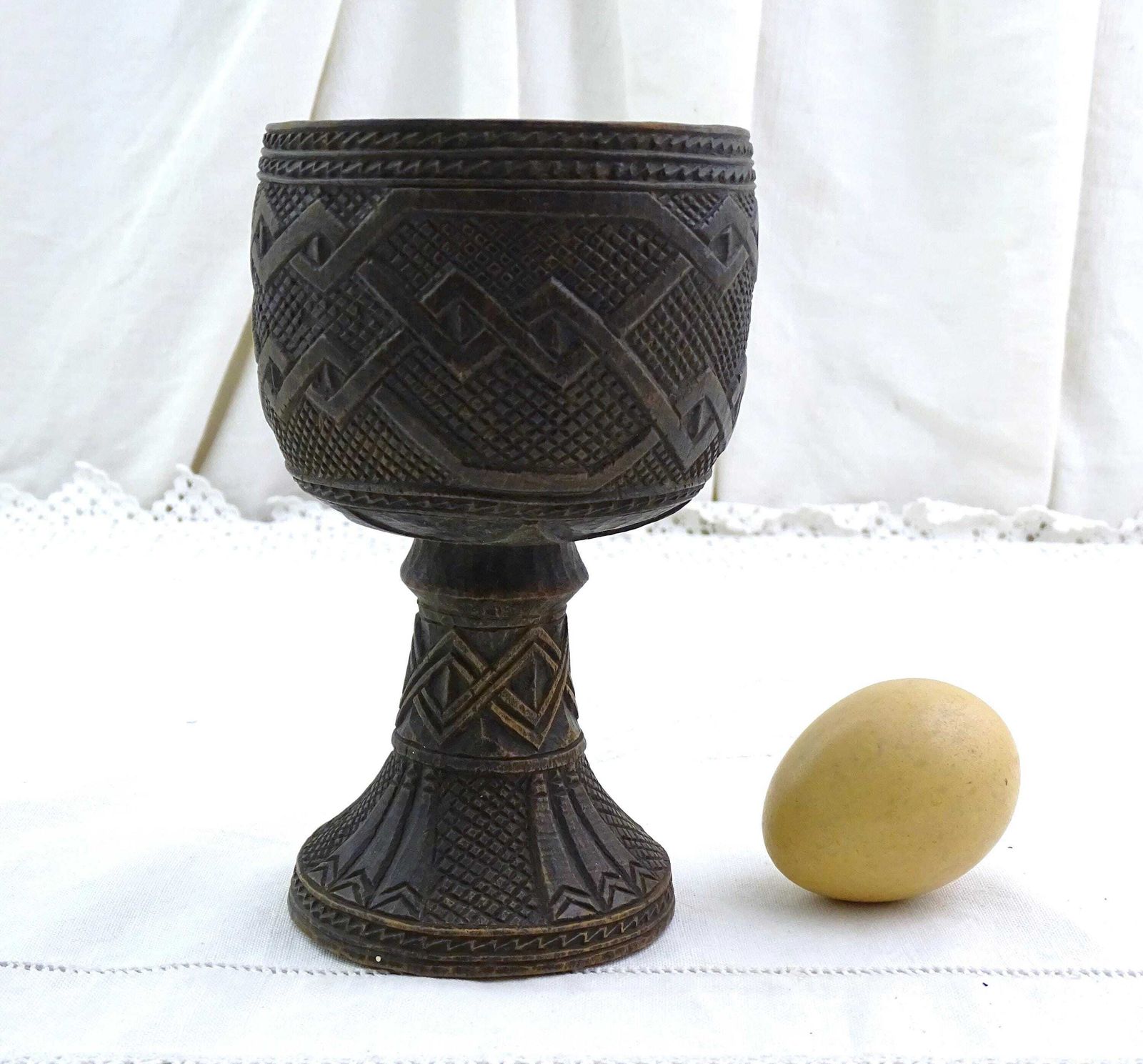 Antiek Afrikaans Houten Koninklijk Kuba Palmwijn Drinkbeker Met Gesneden Knoopwerkpatroon Nnaam En Makwoonglmatey, Retro Houten Beker Uit Afrika photo vinterior