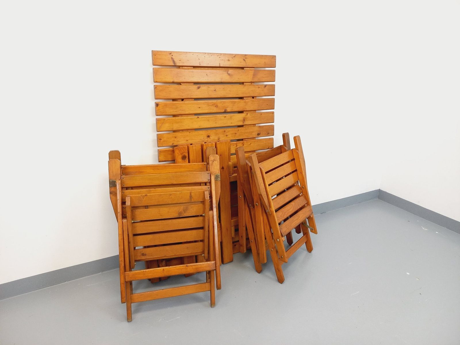photo for sale Garden Furniture Set Consisting Of A Table And 4 Wooden Armchairs