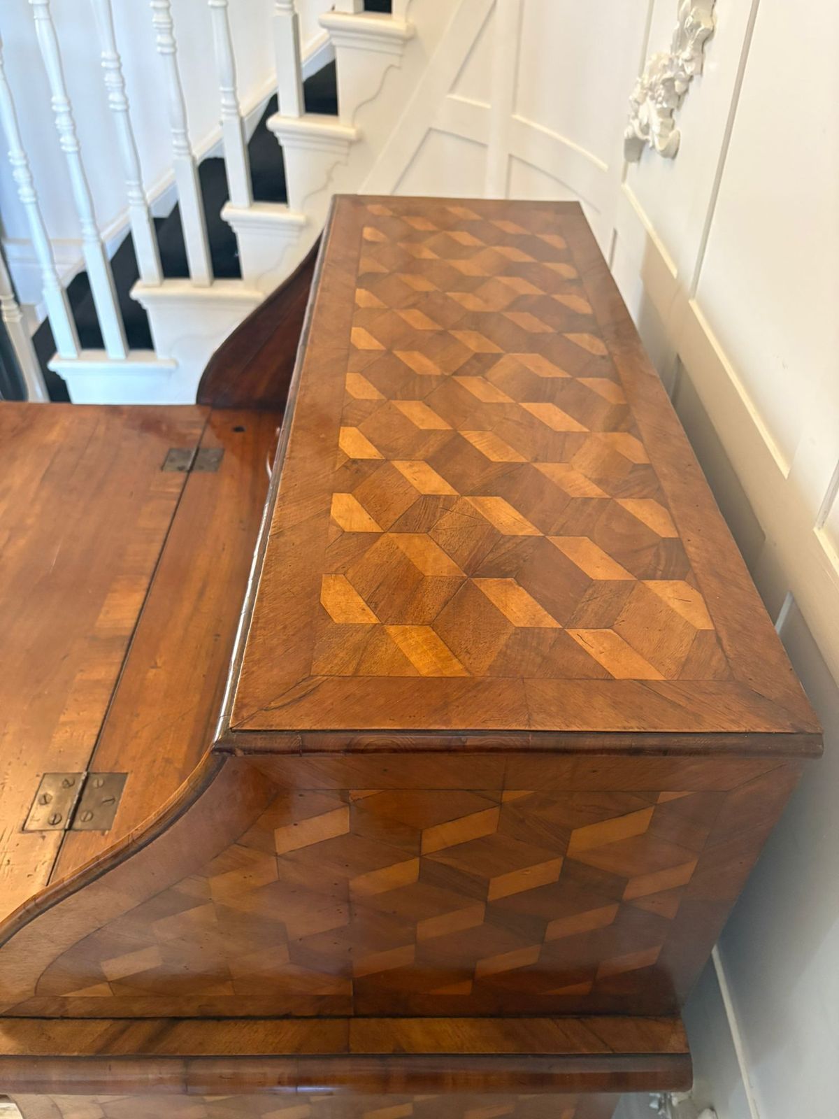 Outstanding Quality Antique 18th Century French Walnut Inlaid Parquetry Bombe Shaped Bureau photo vinterior