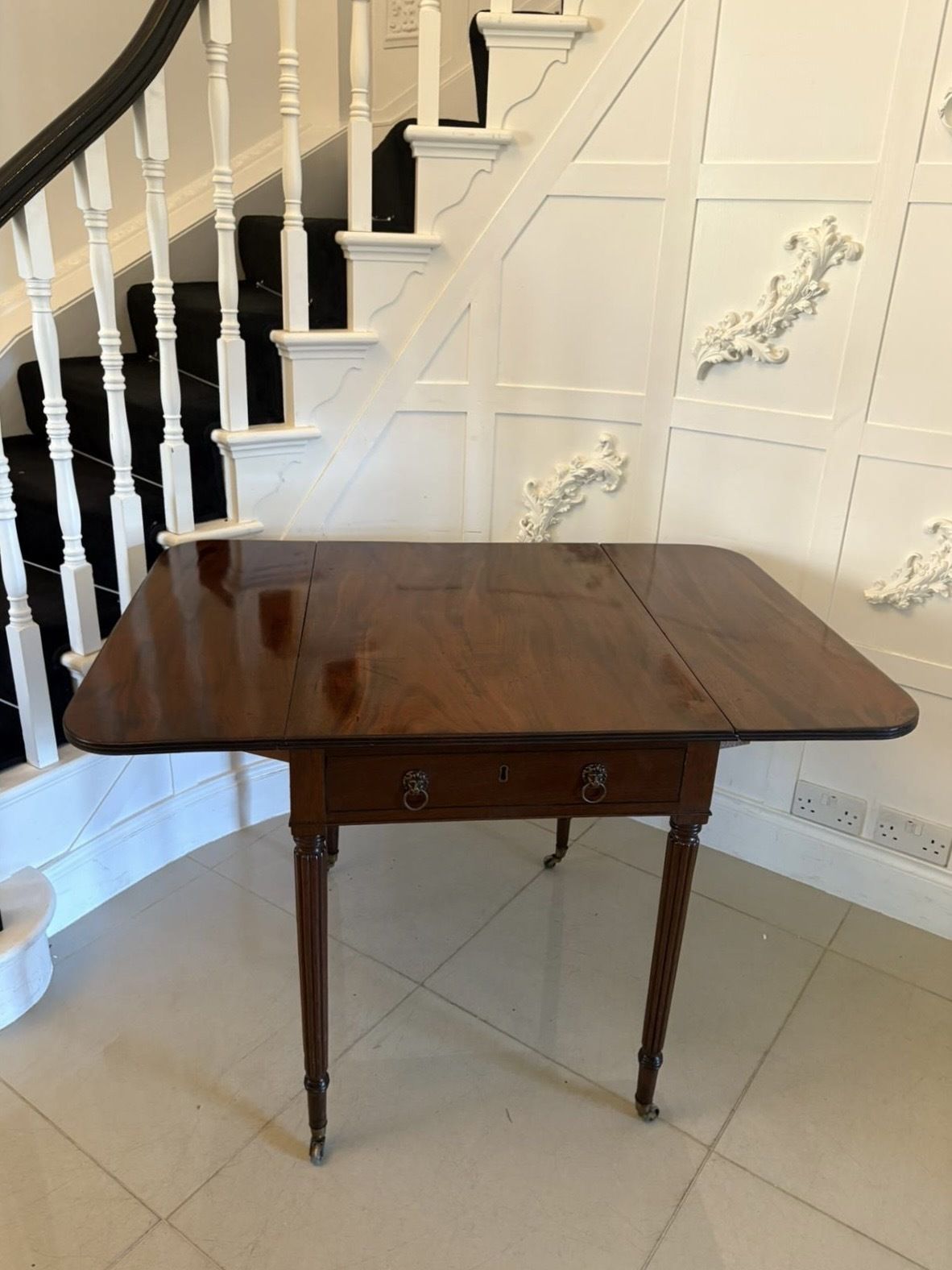 photo furniture Antique 19th Century Quality Figured Mahogany Pembroke Table