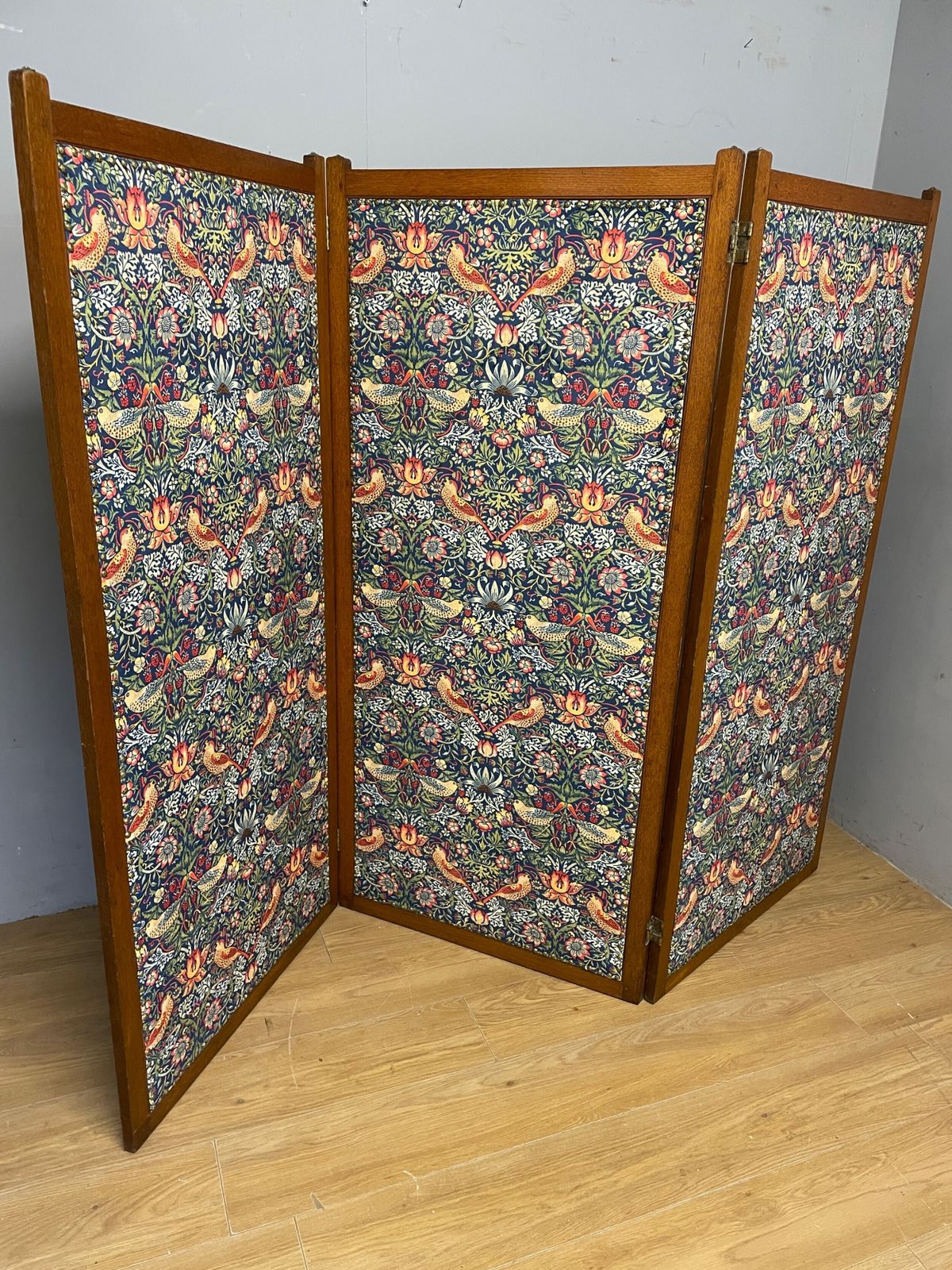 Arts And Crafts Oak Three Panel Screen In William Morris Strawberry Thief Velvet Fabric photo 795.0