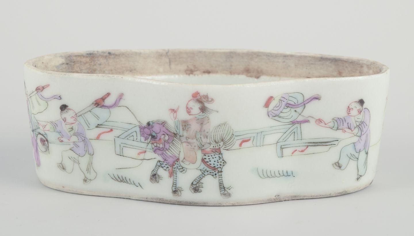 photo furniture Tao Kuang, China. Antique Porcelain Incense Burner.