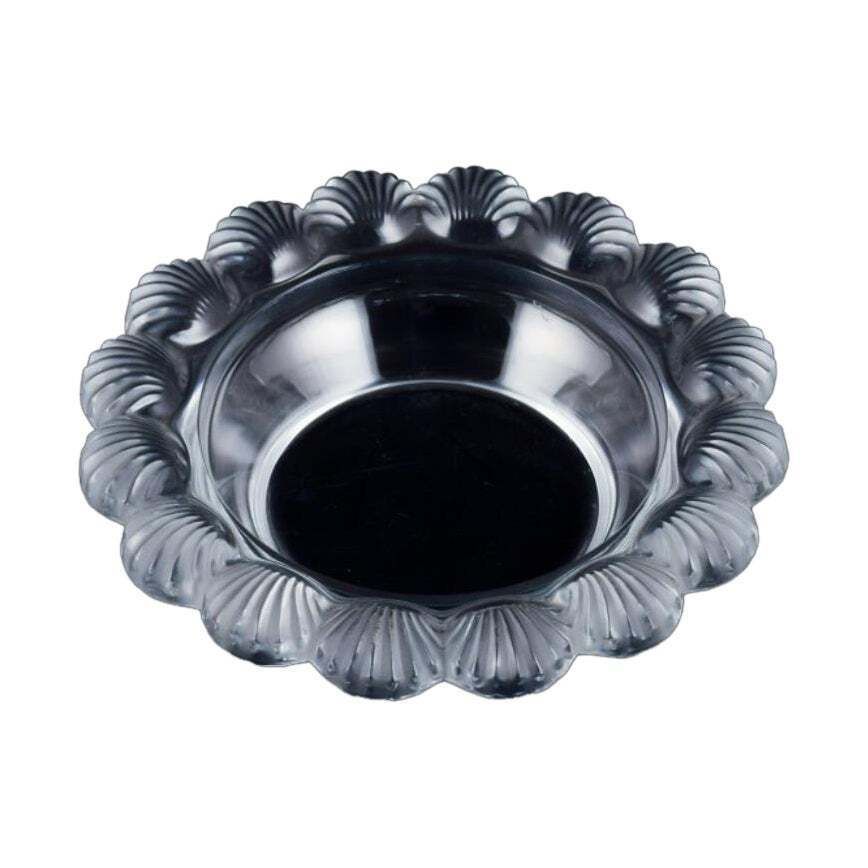 René Lalique, France. "Pornic" Bowl In Art Glass Designed With Shell