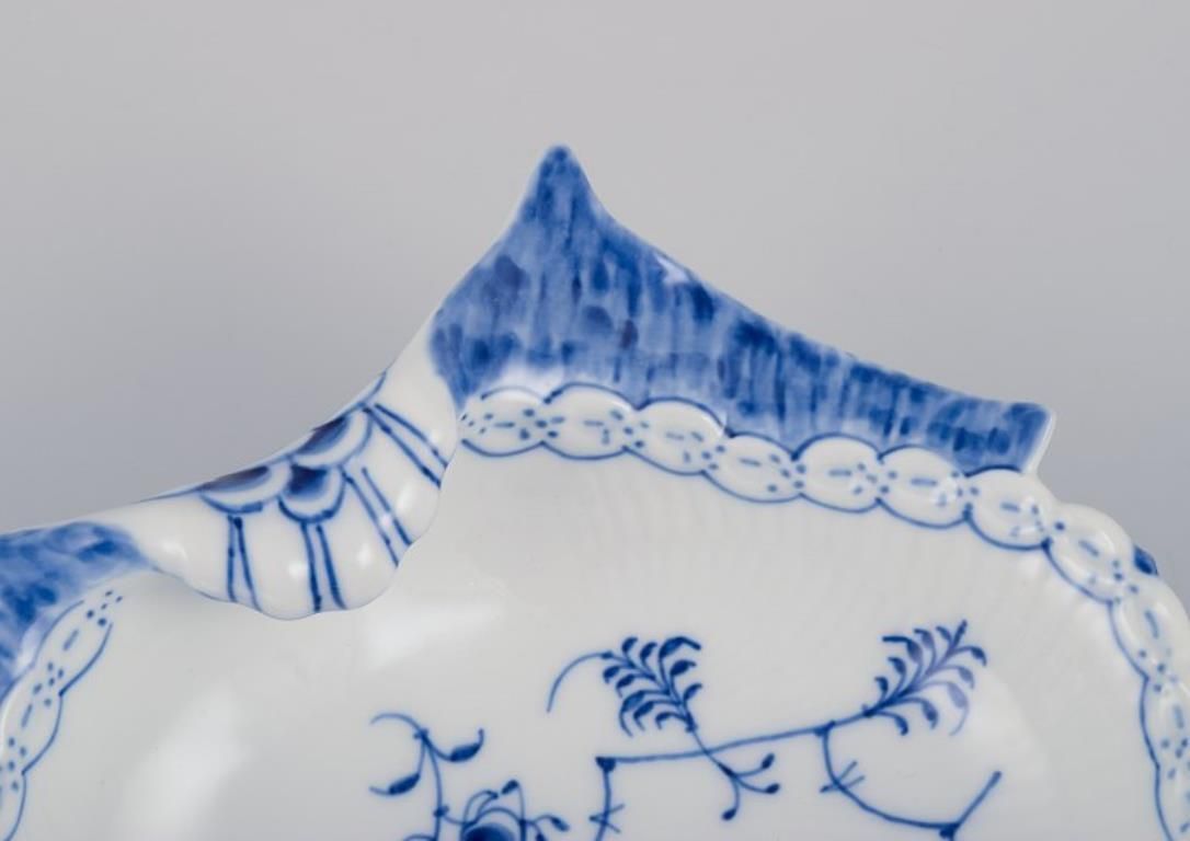 Royal Copenhagen Blue Fluted Half Lace, Mussel Shaped Bowl In Porcelain. photo vinterior