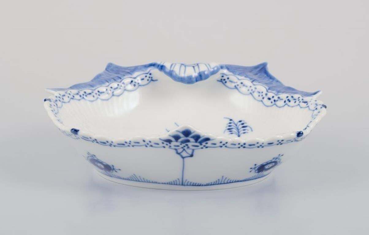 Royal Copenhagen Blue Fluted Half Lace, Mussel Shaped Bowl In Porcelain. photo furniture