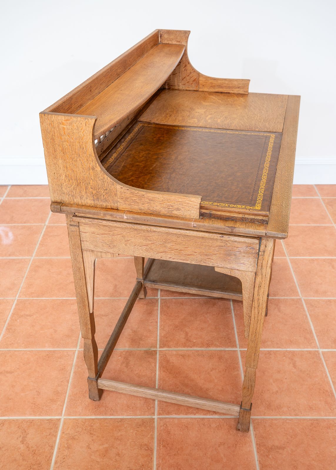 photo vinterior Blonde Arts & Crafts Desk English Antique 1900 Leather Tiger Oak By Shapland & Petter English Light Oak Golden Leather Top Early 20th Century