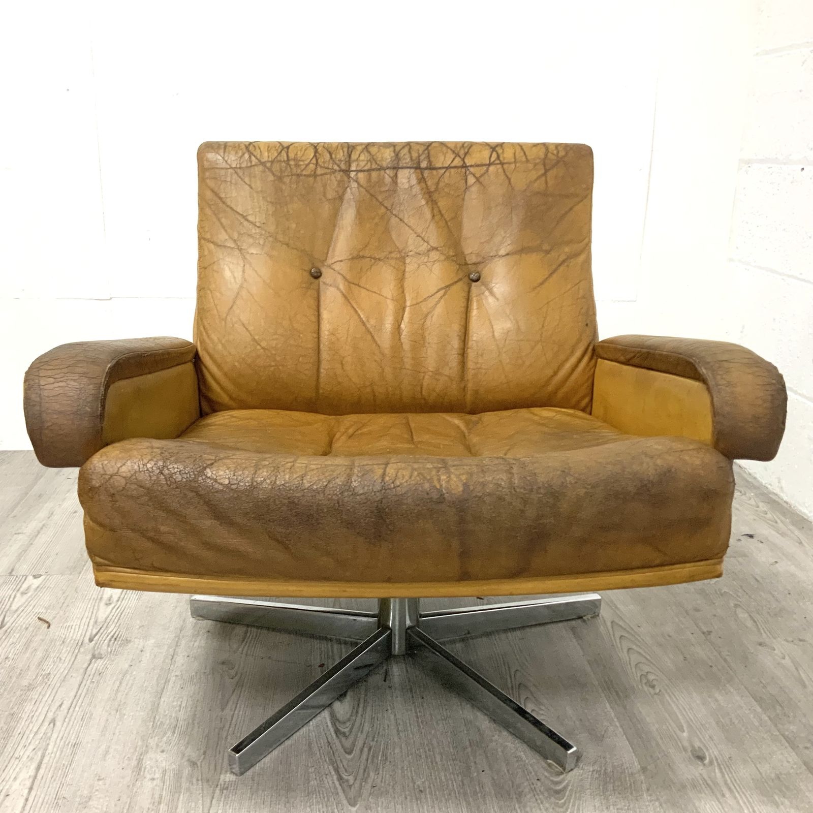 1970s Vintage De Sede Ds 35 Swivel Lounge Chair In Cognac Leather photo vinterior