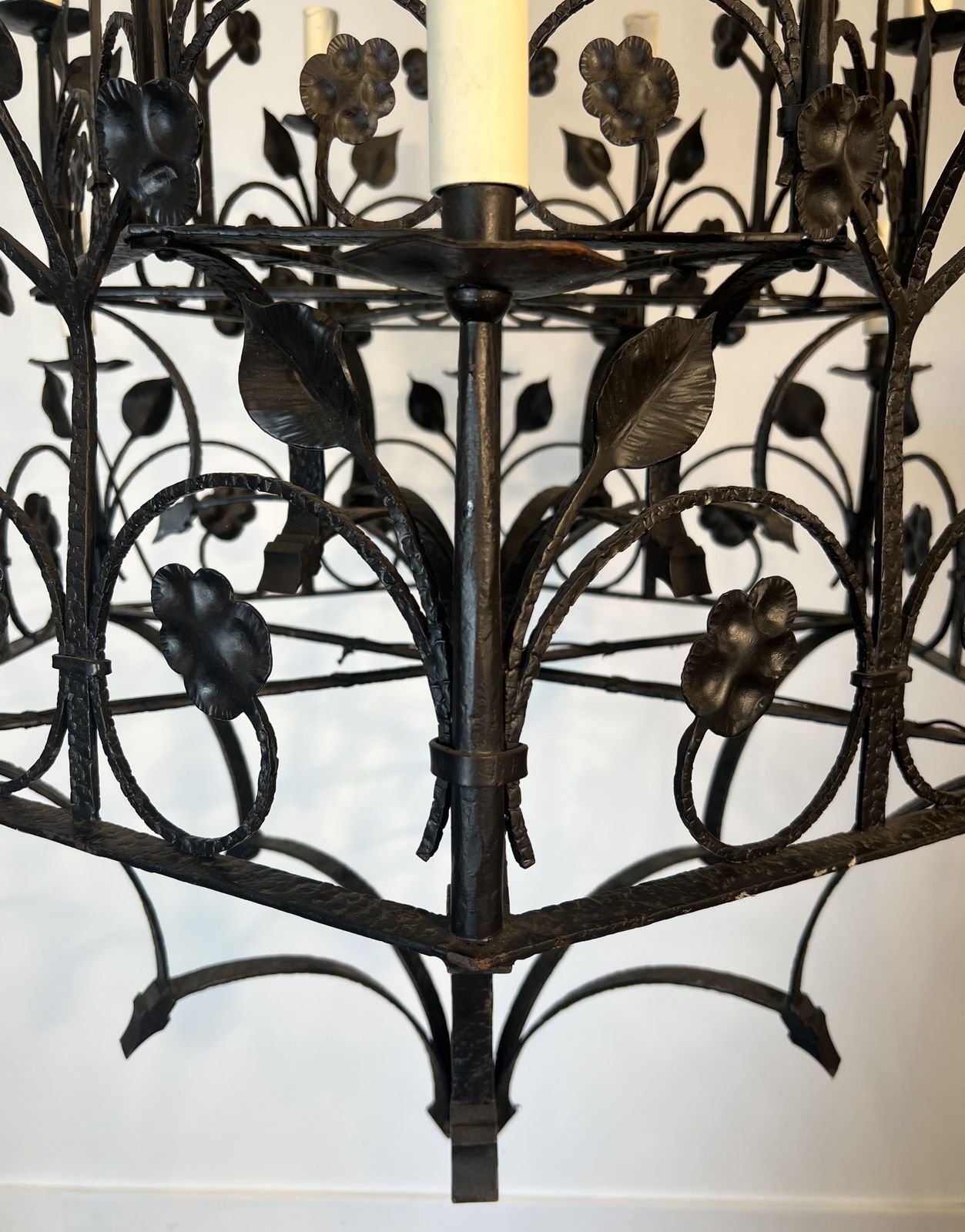photo furniture Large 12 Light Wrought Iron Chandelier With Clover And Foliage Decorations