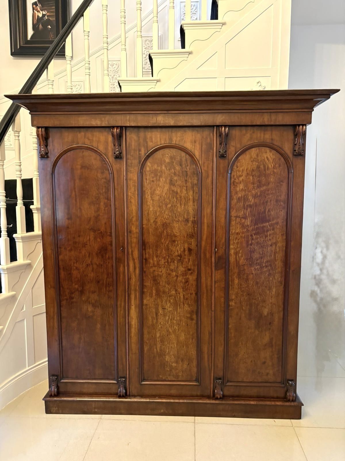 photo vinterior Antique 19th Century Quality Figured Mahogany Wardrobe