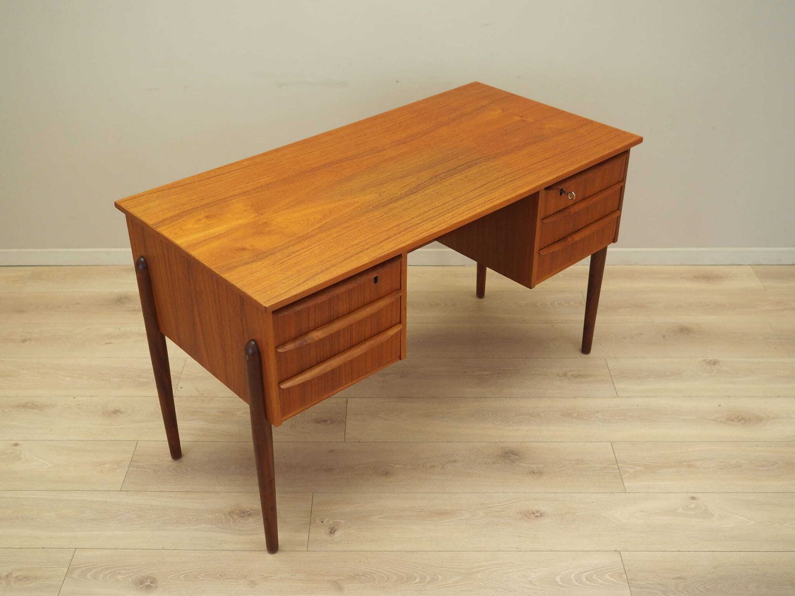 Teak Desk, Danish Design, 1960s, Production: Denmark photo vinterior