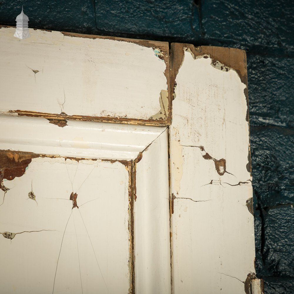 photo vintage Pitch Pine 6 Panel Door, Distressed White Paint And Faux Woodgrain