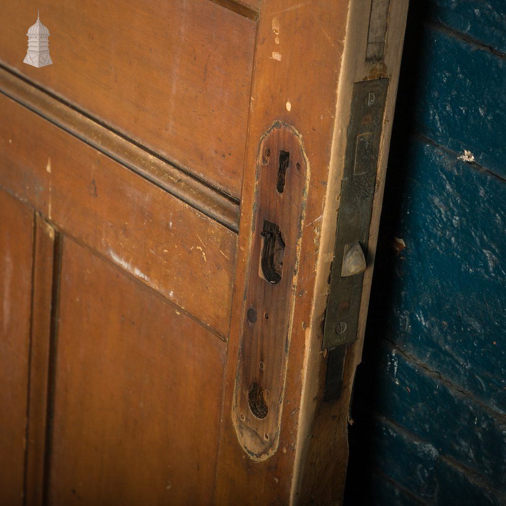 photo vinterior Moulded 5 Panel Wooden Door With A Varnished Finish