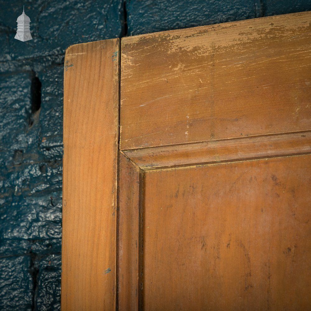 photo vintage Moulded 5 Panel Wooden Door With A Varnished Finish