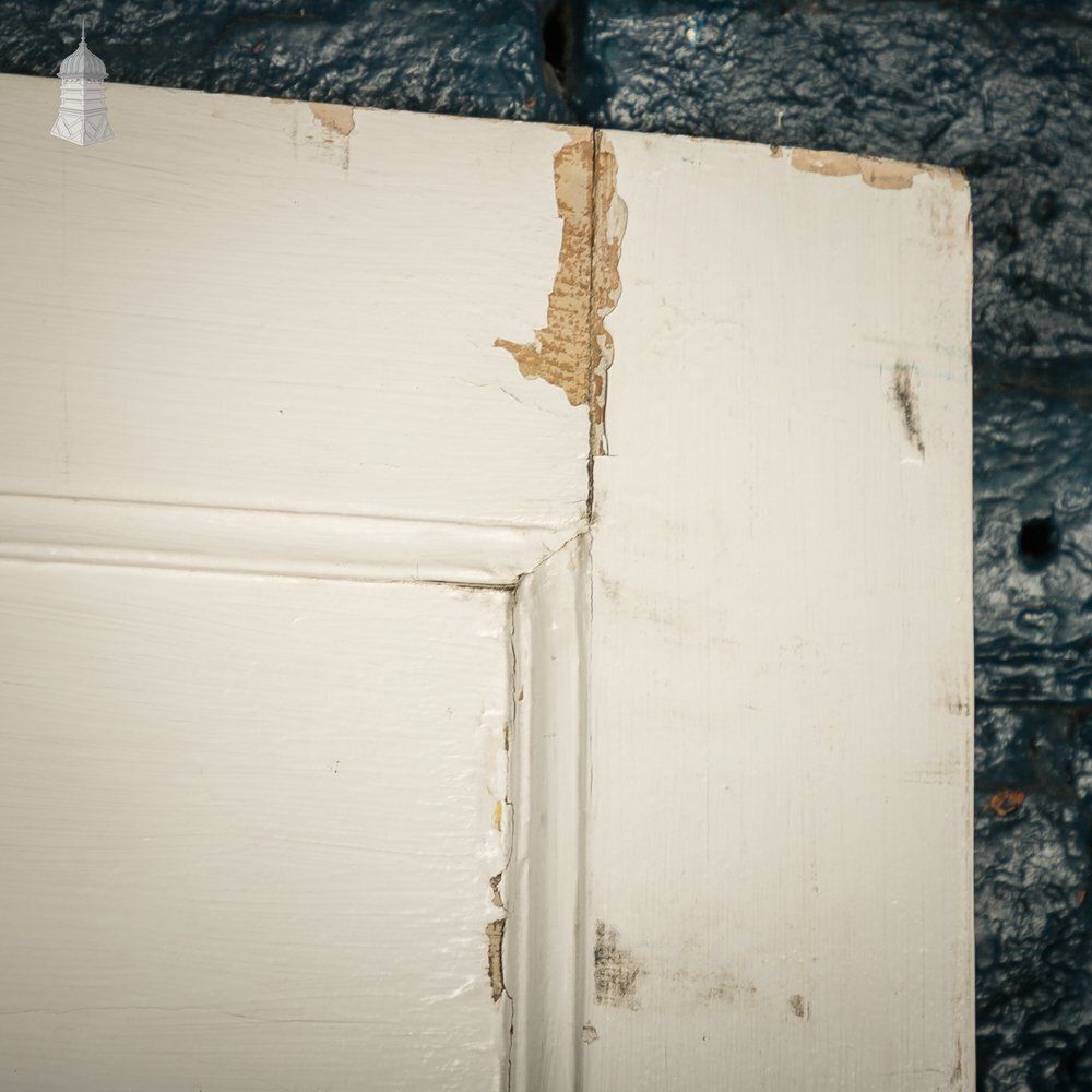 photo vintage Moulded 4 Panel Door – Distressed White Paint