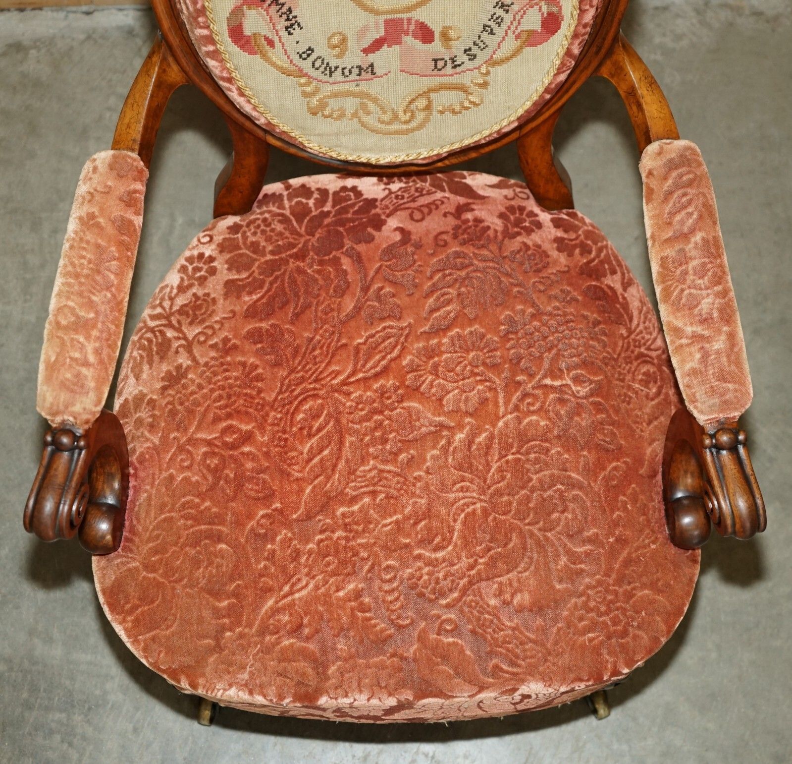 photo furniture Antique Pair Of C Hindley &Amp; Sons Armorial Coat Of Arms Crests French Armchairs