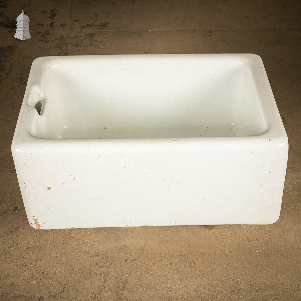 photo vintage Belfast / Butler Sink, Worn Finish, Weir Overflow, Tywfords