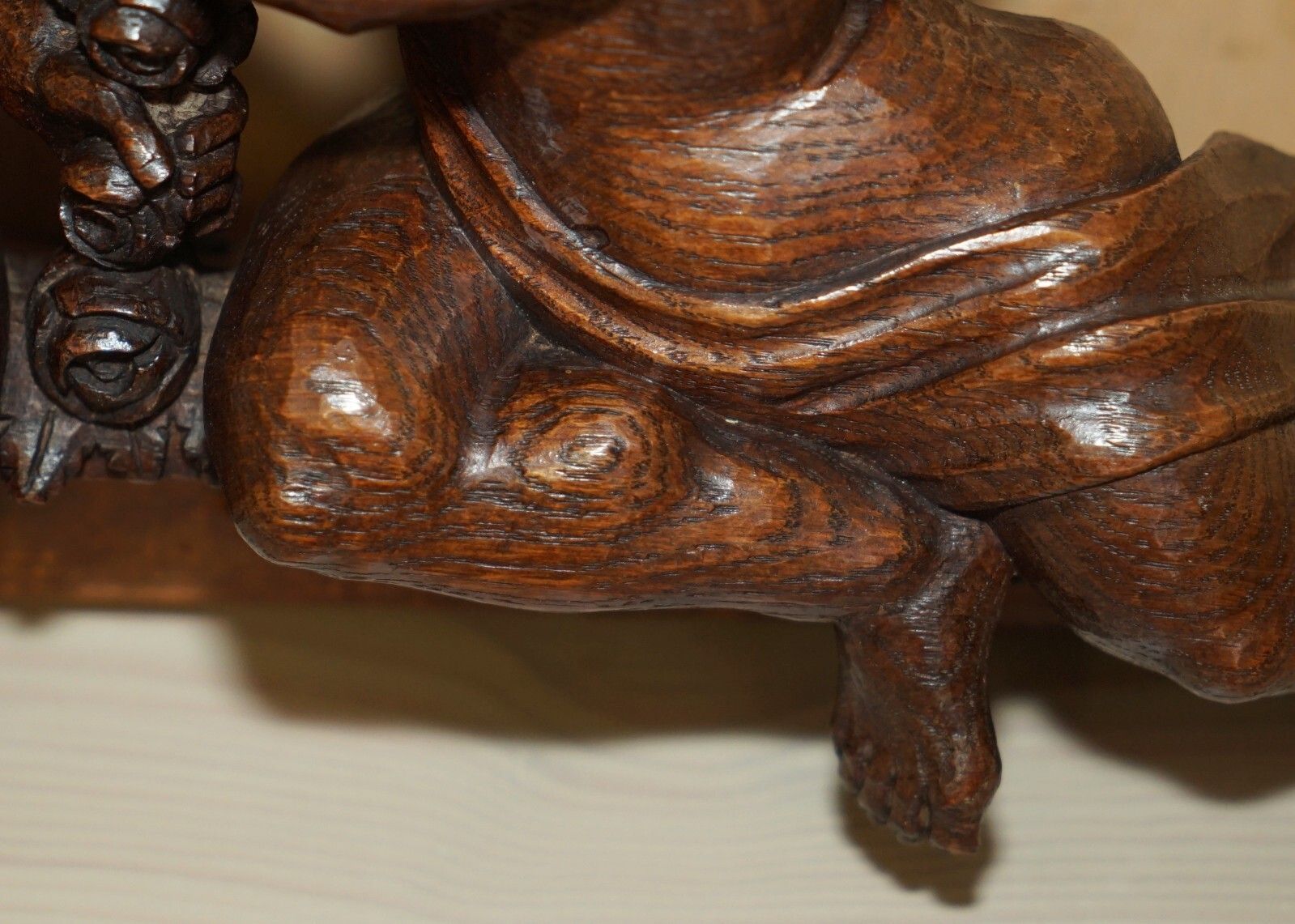 photo vinterior Important 17th Century Circa 1680 Oak Carved Surmount Of Cherub Angels &Amp; Flowers