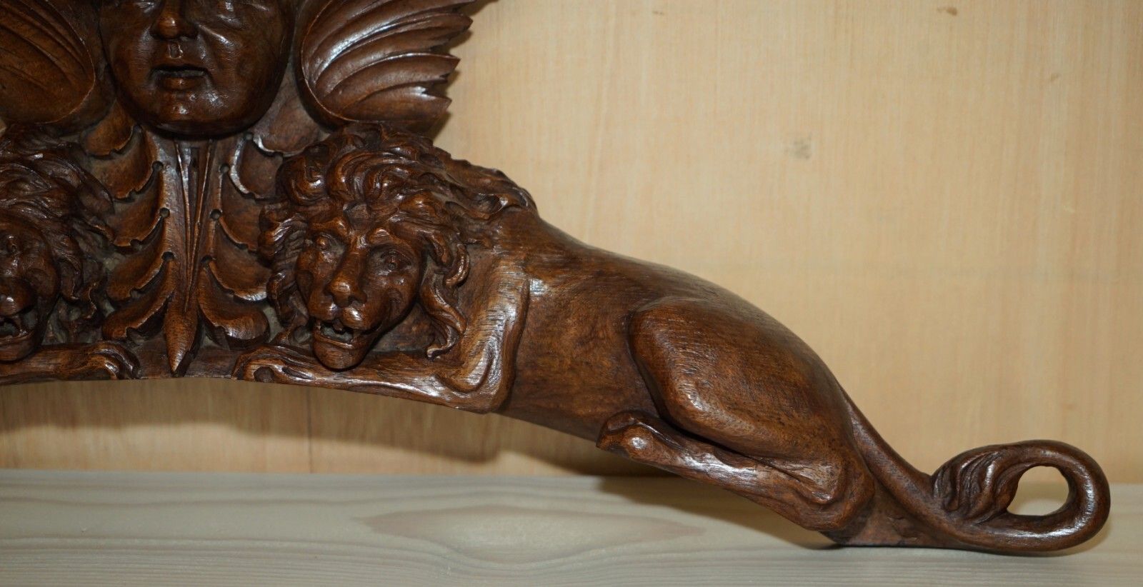 photo vinterior Important 18th Century Circa 1720 Oak Carved Surmount Of Regal Lions &Amp; A Putti
