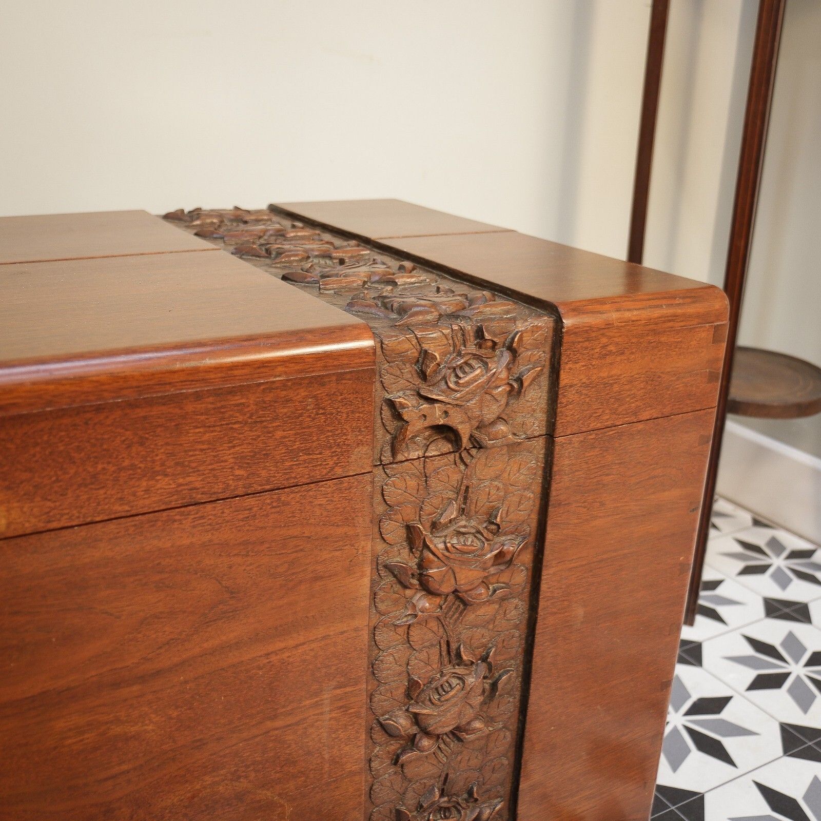 photo vinterior Camphor Wood Chest Oriental Carved Linen Trunk