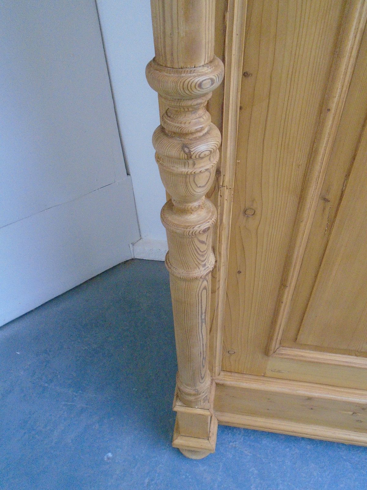 A Fantastic Large Columned Pine Waxed Victorian Knockdown Wardrobe photo vintage