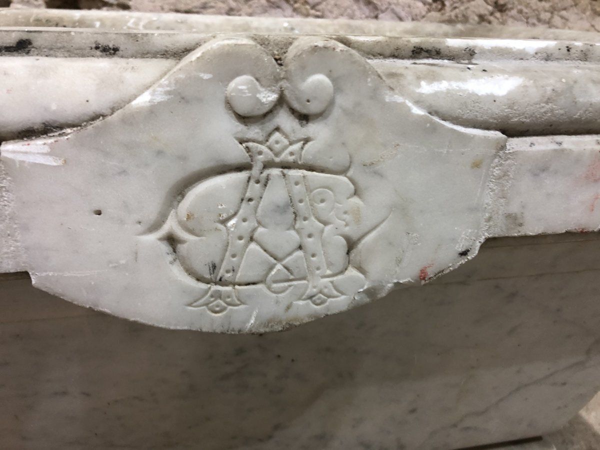 18th Century Planter. Century In Molded Marble, Carved photo 1750.0