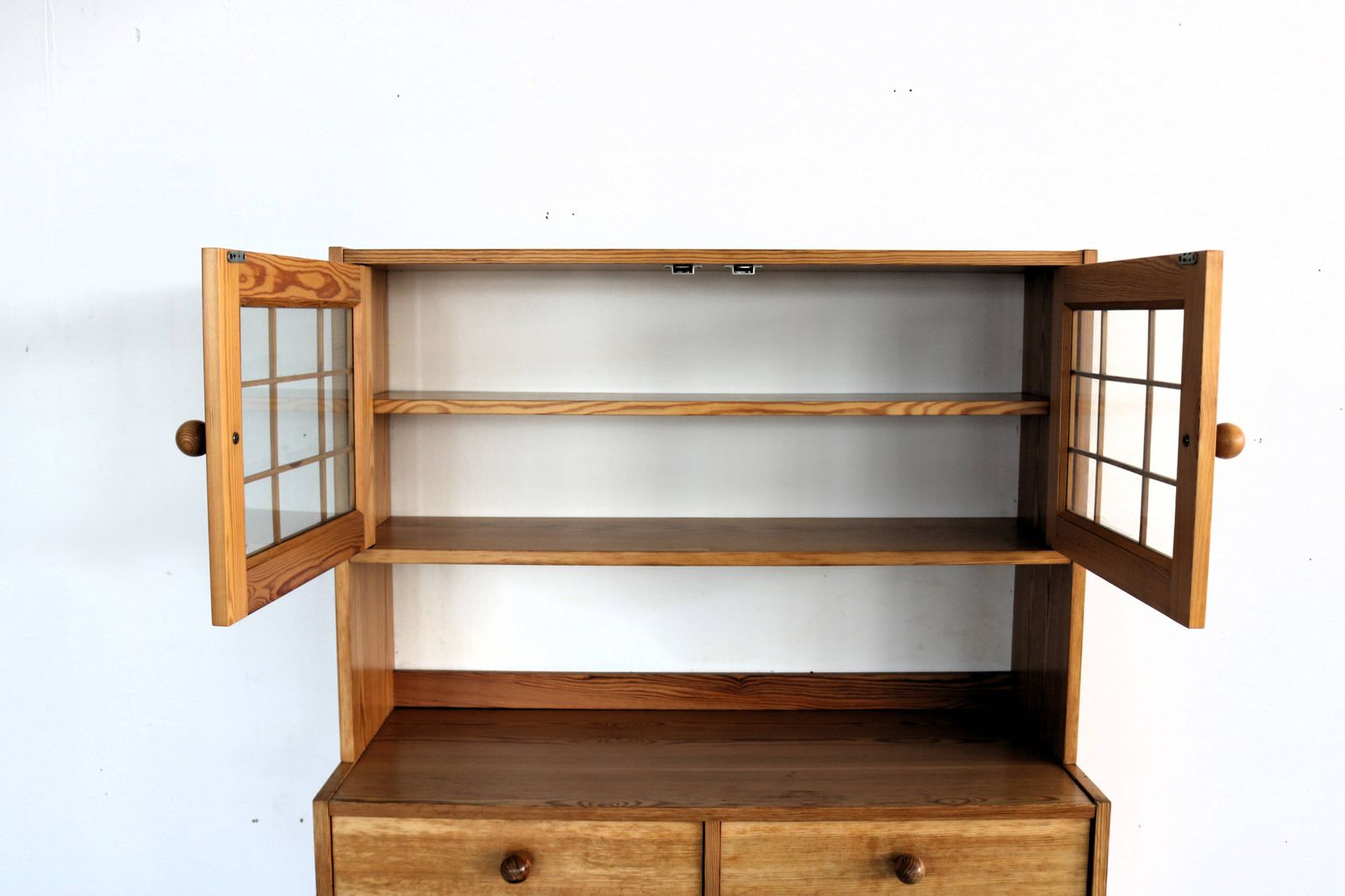 photo furniture Vintage Dressoir | Wandkast | Grenen | Zweden