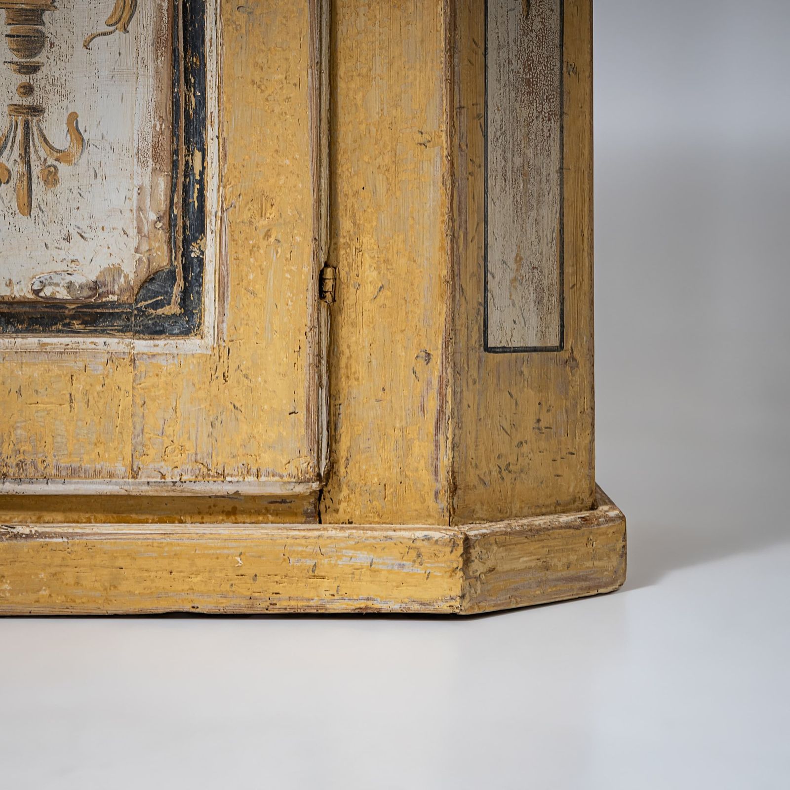 Furniture Yellow Baroque Sideboard, 18th Century photo