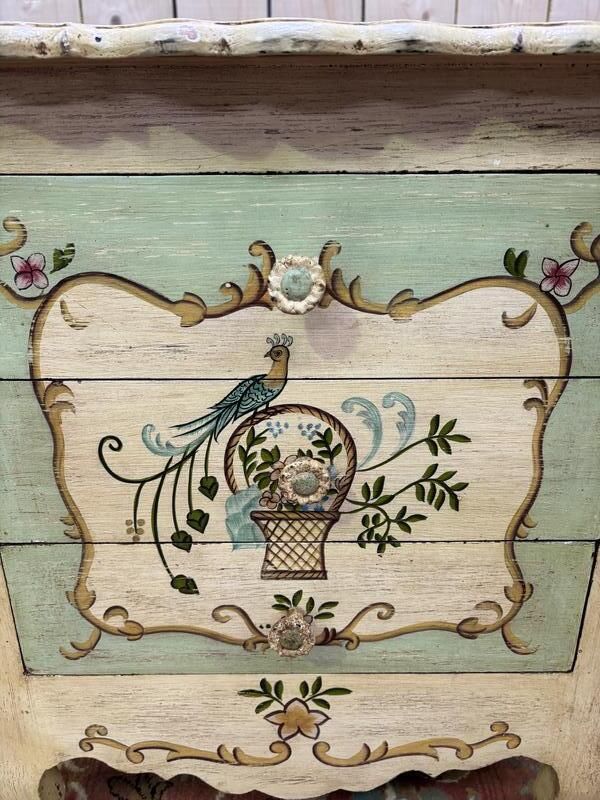 Paire De Chevets En Bois Peint De Style Louis XV photo vinterior