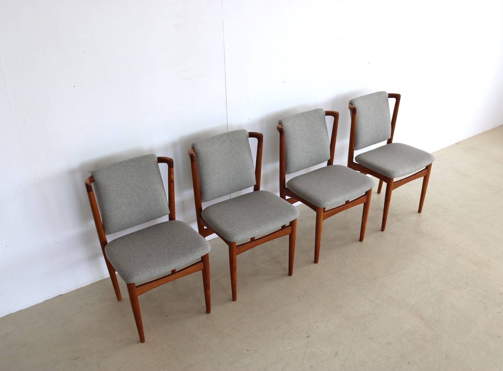 photo furniture Set Of 4 Vintage Dining Chairs With New Upholstery