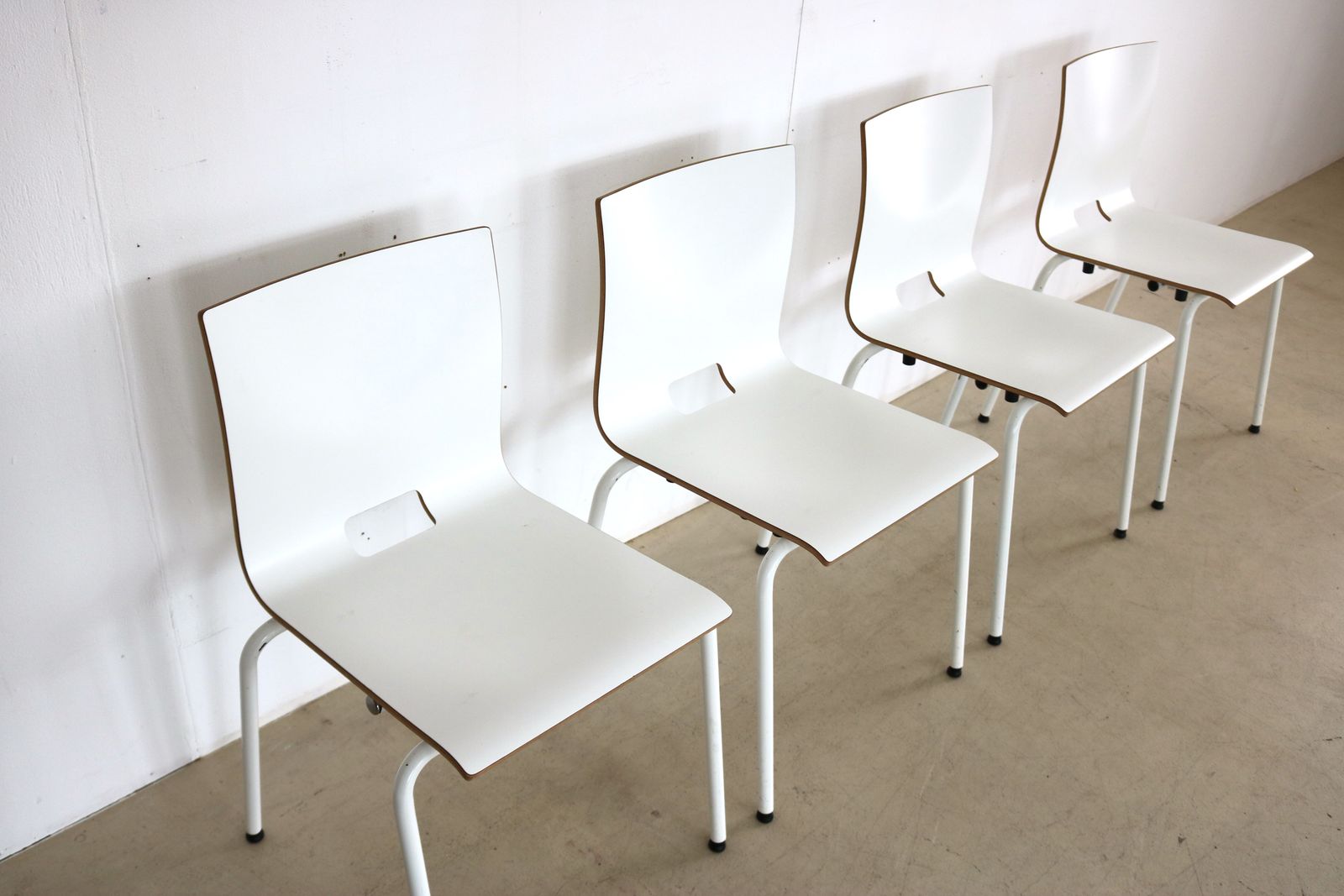 Set Van 4 Industriële Stapelstoelen photo vinterior