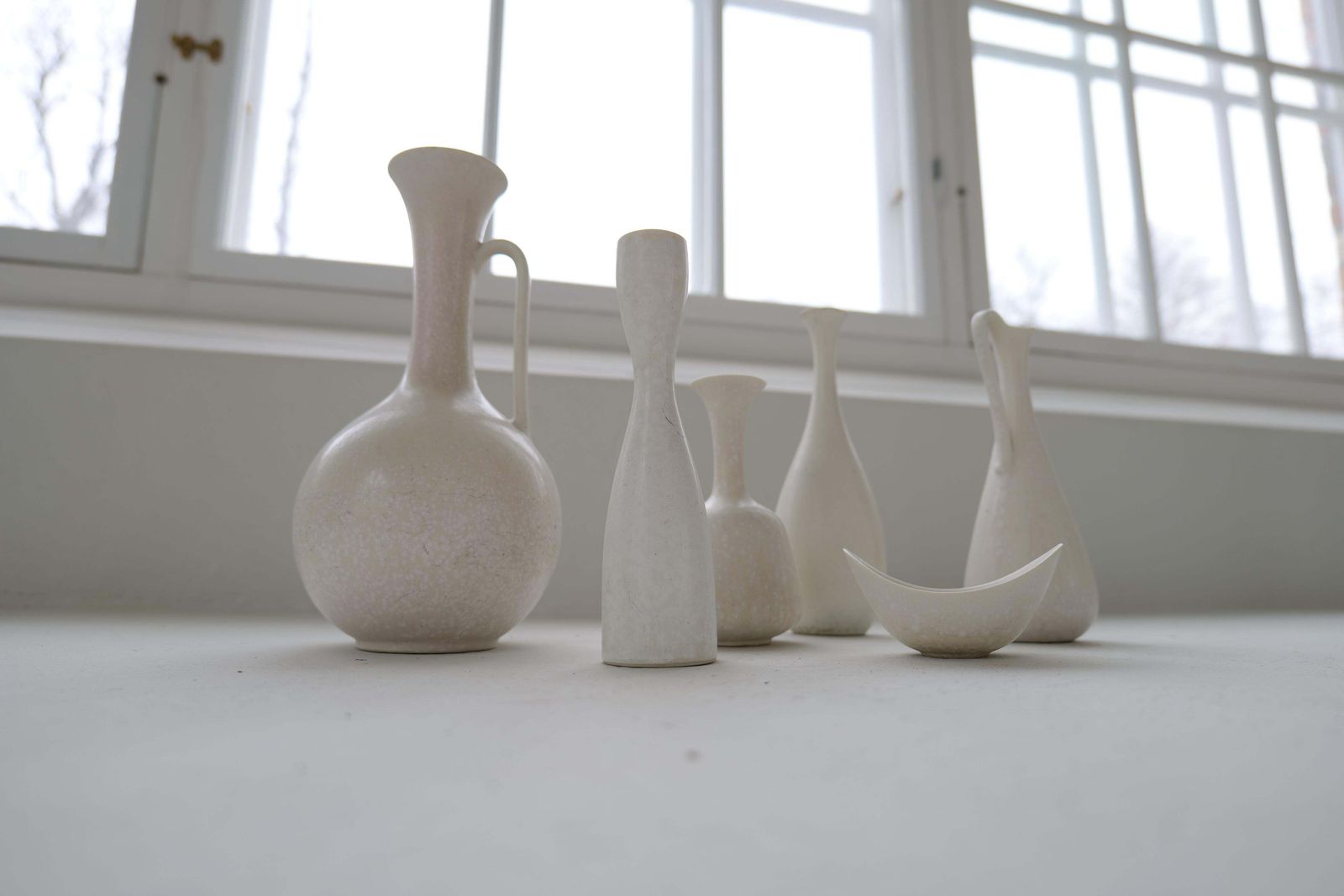 photo furniture Midcentury Modern Groupe Of 6 White And Grey Vessels Rörstrand Sweden 1950